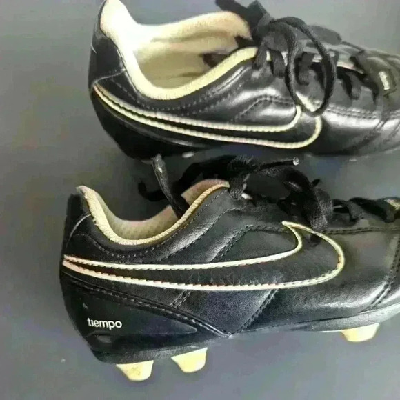 Nike TIEMPO LEGEND III SOCCER BOOT CLEATS - size 11.5 kids great condition - Picture 2 of 5